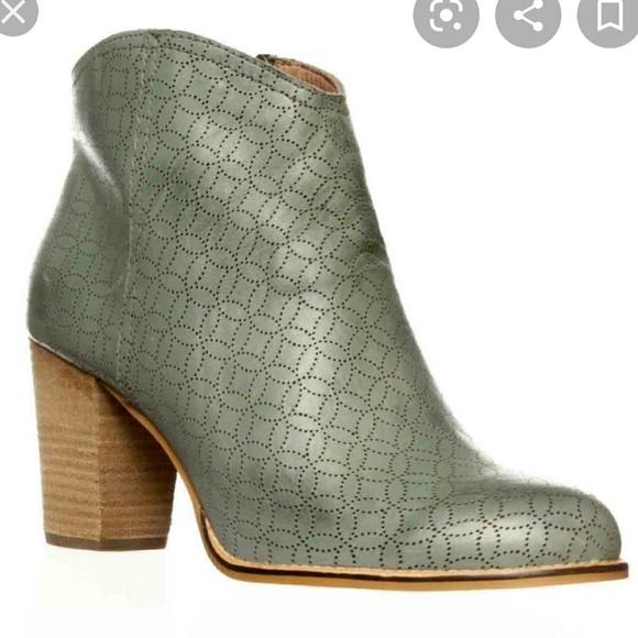 Fossils Leather Blue Chunk Heel Ankle Bootie 8.5